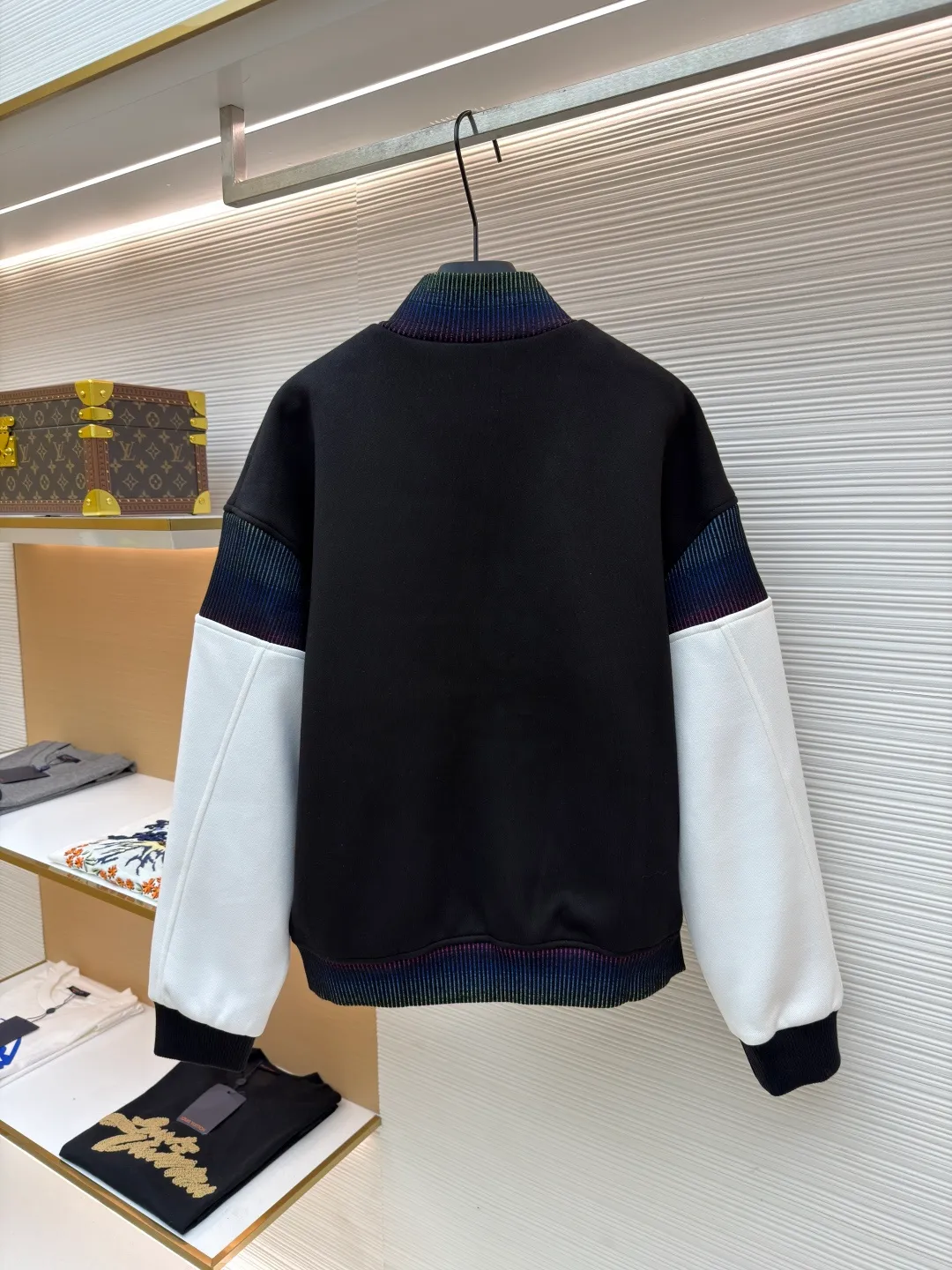 LOUIS VUITTON cotton knitted belted jacket baseball uniform ●Original version: 22000 purchased and developed ●Item number: 1681190-B90 ●Fabric: combed cotton double-strand pique fabric ●Technology: embroidery production ●Color: black and white ●Version: fitted version ●Weight: about 1190 ●Size: 46-48-50-52 ●Description: Made of wool blended fabric and leather splicing, the wool fabric is crisp and stylish, the leather part has a delicate texture, the splicing stitches are even, the transition is natural, and it highlights the exquisite clothing craftsmanship. - Embroidery technology: The embroidery stitches of the brand logo on the chest are fine, the pattern is clear, and it is highly integrated with the fabric, enhancing brand recognition. The pearl white resin buttons have a high-end texture, are harmonious with the overall style, and have strong durability; the ribbed collar, cuffs, and hem are made of high-elastic knitting technology, which has good elasticity, is comfortable to wear, and can effectively prevent wind. Classic baseball cut with a clean and stylish silhouette. Double thread reinforcement is used during sewing, the body is smooth and compliant, and the lines are straight, reflecting the brand's rigorous clothing making standards. The overall wiring is straight and delicate, the fabric is comfortable and soft, and the color is consistent without color difference. It can be matched with the same style to create a fashionable look and control various occasions. Customized accessories, complete with three standards, same style for men and women!